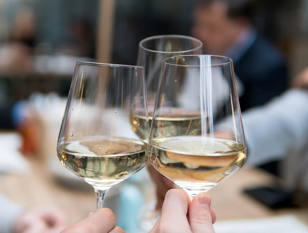 brindis con copa albariño